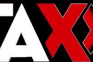 בלונדינית מילף עם ציצים גדולים לוקחת זין בכוס רטובה קשה