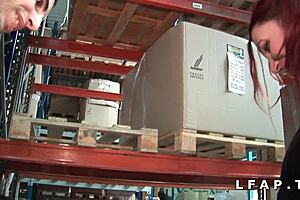 Jeune petite 18+ rouquine se fait demonter par 2 mecs et couverte de sperme