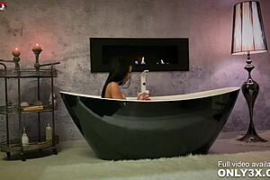 Shalina Devine uživa romantično analno igro v kadi