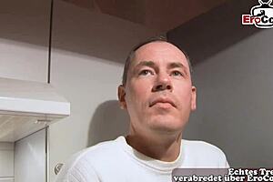 Casting amator german cu gospodina crețoasă în acțiune sălbatică