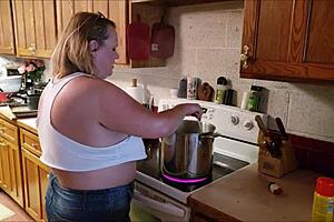 스칼렛이 의붓아들이 뚱뚱한 MILF 시어머니에게 블로우잡 받는 걸 잡아!