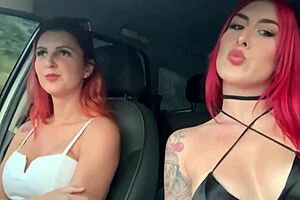 Duas Ruivas Mostrando Seios Grandes para Estranhos