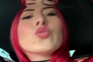 Duas Ruivas Mostrando Seios Grandes para Estranhos