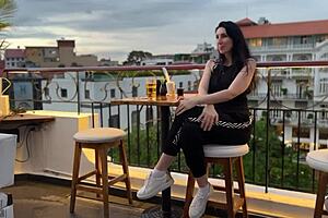 Blowjob action in a public restaurant setting