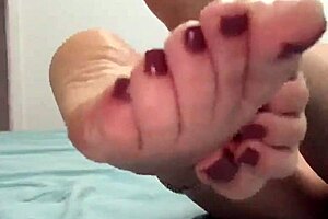 Latina sexy shows her little feet in solo fetish display