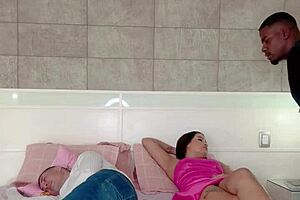 meu noivo bebeu demais na balada e dormiu eu como sou uma asiatica bem safadinha chamei meu vizinho pirocudo pra me fuder e dar leitinho na bucetinha do lado do corninho - john coffee - lina nakamura