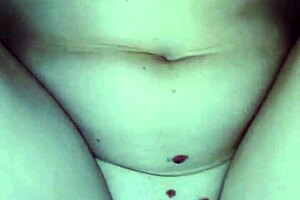 Horká brunetka manželka se ohýbá pro hluboký deepthroat a tvrdé psí šukání na kameře