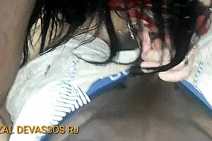 Chris devassa gemendo e gozando na boca do comedor fixo na frente do corno retribuindo com um boquete guloso engolindo o pauz�o do amante na frente do corno vouyer