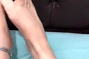 Latina sexy shows her little feet in solo fetish display