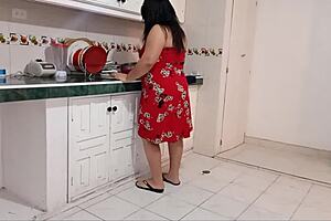 继母教我操屄然后我在厨房猛干她？