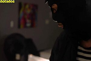 Хей, онзи обесен нашественик блъска сурово стегнатия гъз на младия 18+ тинк!