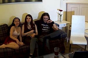 Önemli Bir Mesaj Küçük 18+ İtalyan Genç Kadına Oyuncak Gibi Davranmaya Dönüşüyor