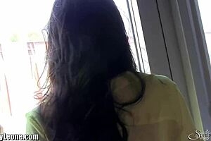 Sunny Leone in lingerie voor geile solo actie