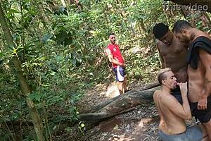 eu tava passeando no parque quando vi esses caras fudendo e comi a putinha