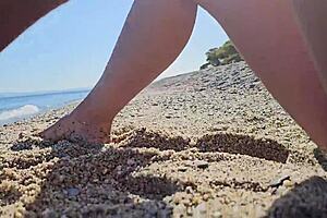 На нудистки плаж воайор хваща естествена европейска момиче да флашва слабо тяло