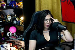 Ruan shows cock to Lary Cubas in shack