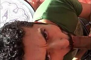 El ancla enjoys fun activities