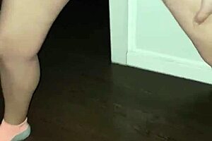 fingering that pussy until she squirts everywhere 😍