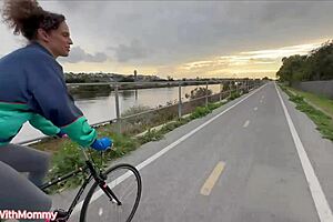 哟，我不合适的继母度假时在镇上不停乱搞！