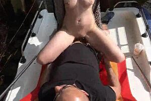 Člověče, ani nemůžu psát, koukám na toho starýho ošklivýho Němce, jak šousta mladou 18+ teenku!