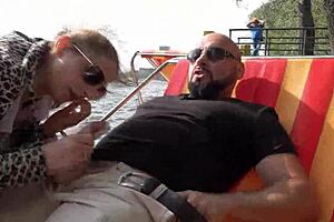 Člověče, ani nemůžu psát, koukám na toho starýho ošklivýho Němce, jak šousta mladou 18+ teenku!