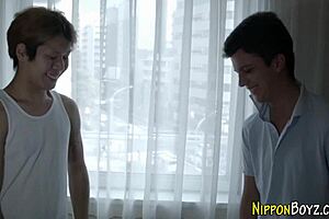 Pernah lihat cowok Jepang ngisep kontol gini? Dia stroking dan ngisep dengan intensitas hardcore, berujung cumshot masif