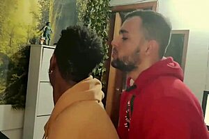 Rafael bolt gemendo alto de tanto prazer com socyal sem camisa