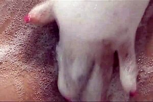 Andrea Kelly, do you want to play with your hairy pussy in the bath?