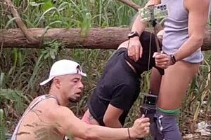 Garoto giving ass in the forest, recording homemade