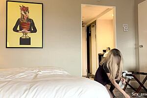 Schüchterne Maid gebeugt im Hotel