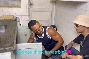 O Vizinho Encanador Chegou E Ele É Muito Gostoso