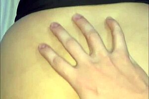 كنت بتناك من زبون و راجعة متاخر و سواق التاكسى فضل يبعبص و يقفش فيا و طلع معايا الشقة قطع كسى نيك اوسخ سكس مصرى