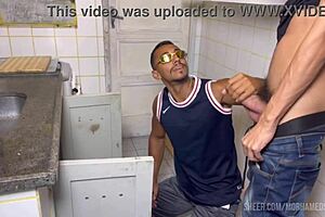 O Vizinho Encanador Chegou E Ele É Muito Gostoso