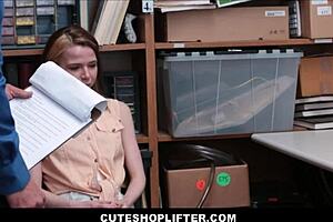 偷东西被抓？Alina West被警官操。