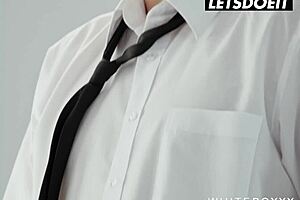 Krásná modelka Casey A v černém prádle cucá a sere vášnivě.