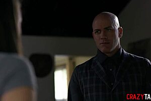 Isäpuoli kurittaa tytärtä kovalla läpsimisellä ja syvällä anaali-aukaisulla. Hän oppii oppinsa kovasti.