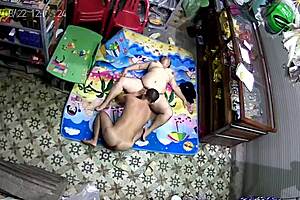 Épouse vietnamienne pilonnée dur dans action brute chambre. Pas de pitié pour son cadre serré.