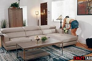 莱利·雅各布斯，性感熟女保姆，在打扫房子时卡住被操