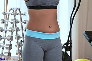 Black-haired gym nymph rocks multiple orgasms in fitness room! 😍