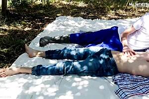 농부 트윙크가 농장에서 자위하고 좆 빨아, 더티 토크와 스팽킹