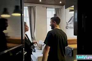 Ей Лейдилайн, искаш ли да почерпиш новия си съсед с див секс?