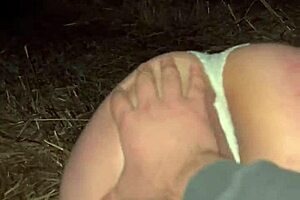 me follo a una desconocida en publico a las afueras de la ciudad