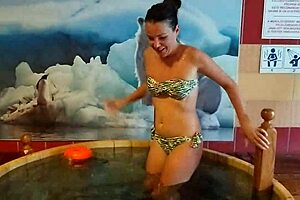 i'm flashing and masturbating riskily in public spa