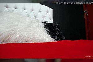 Latina linda morrita se masturba suavemente.