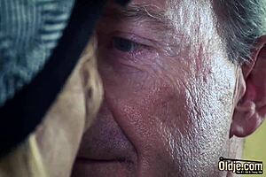 Cherry Kiss dominuje starého muže v drsném šukacím sezení