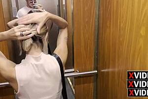 In Giro per Bucarest, Ragazza Rimorchiata in Taxi e Scopata Dopo Cena in Outdoor Italiano