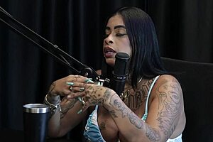 morena mostra os peitos e extrapola na casa de swing com gay e trans - marcelly melo