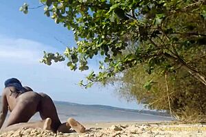 Teen twerks naked on beach with big ass 😍