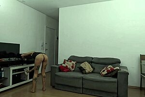 chamei o encanador e sentei com minha buceta e meu cuzinho apertado no cano dele