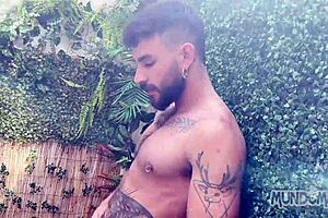 hey, check out this gay making of behind the scenes